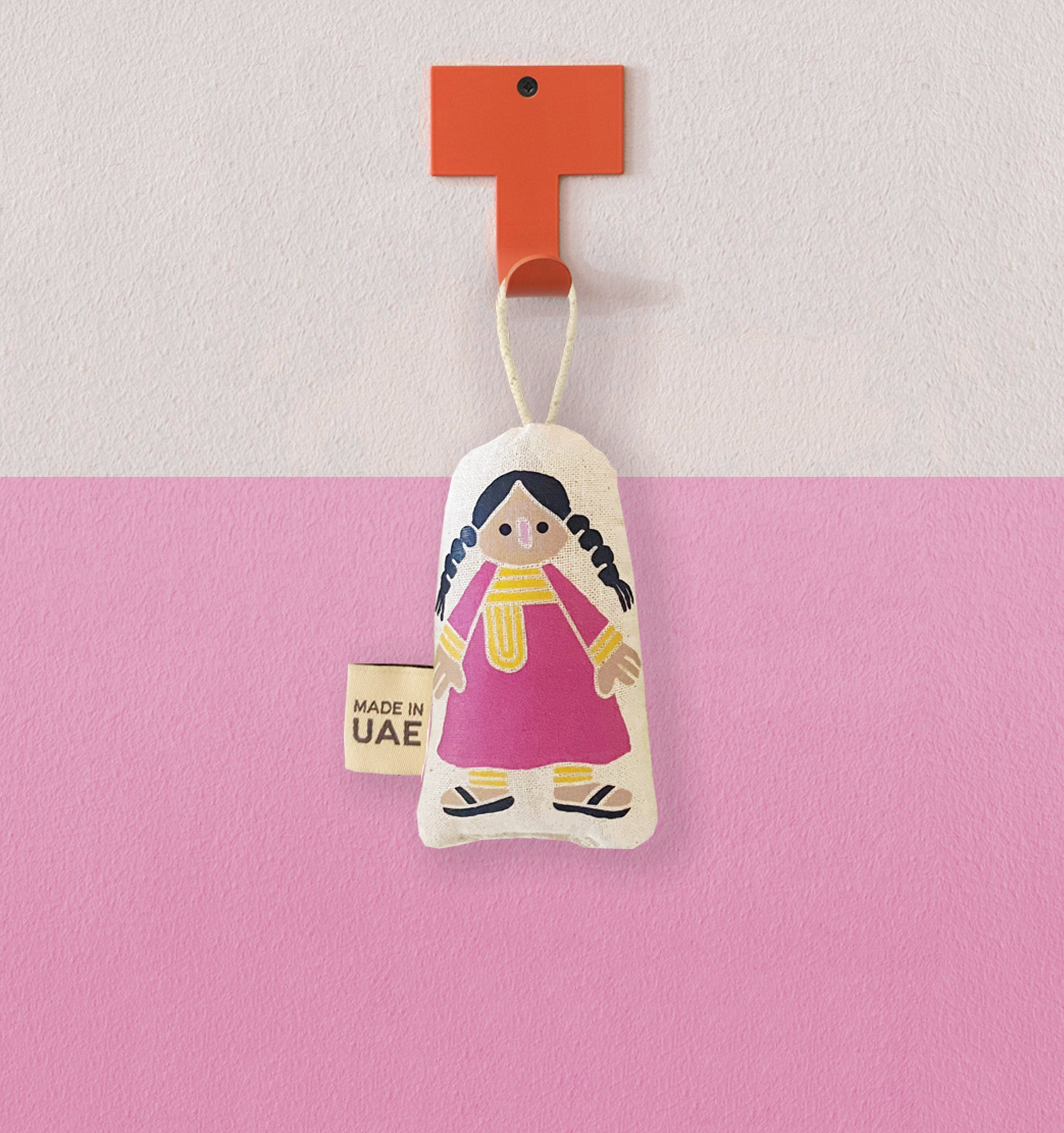 ornament_UAE_girl_little_majlis_b.jpg